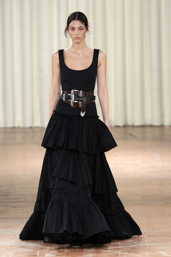 El desfile ha estado protagonizado por vestidos largos como este lleno de volantes en color negro