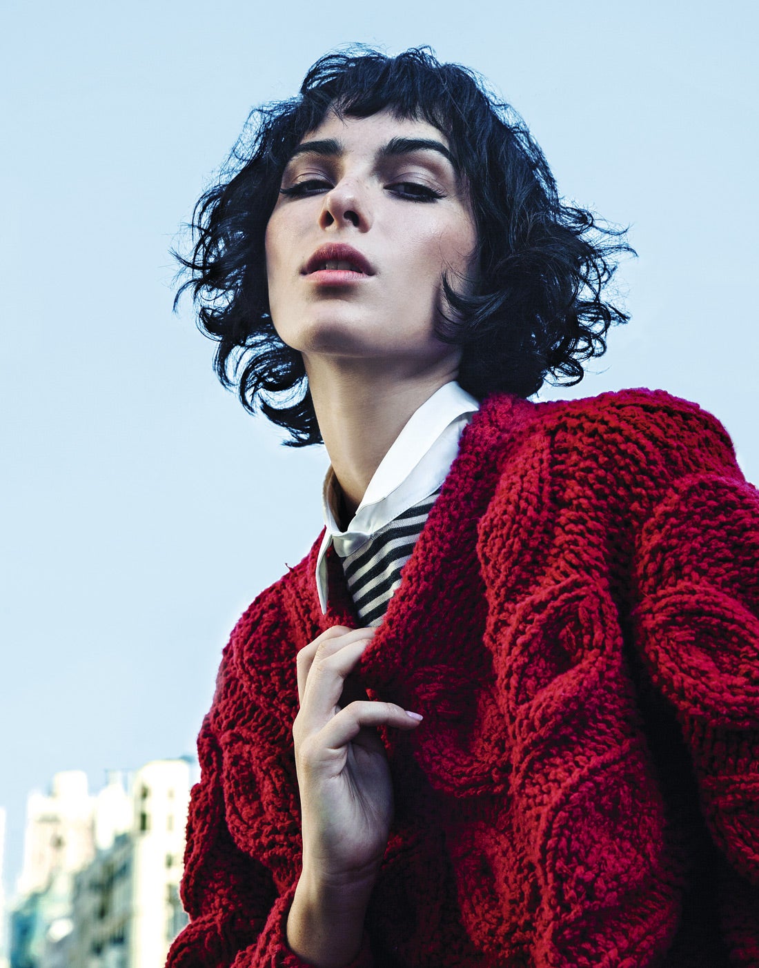 Camiseta de rayas con cuello bebé y jersey de punto grueso, de Brunello Cucinelli. Estilismo: Verónica Suárez. Maquillaje y peluquería: Miguel Ángel Álvarez para Max Factor y Sebastian pelo. Asistente de fotografía: Luis Spinola. Asistente de estilismo: Jorge Gilarranz.