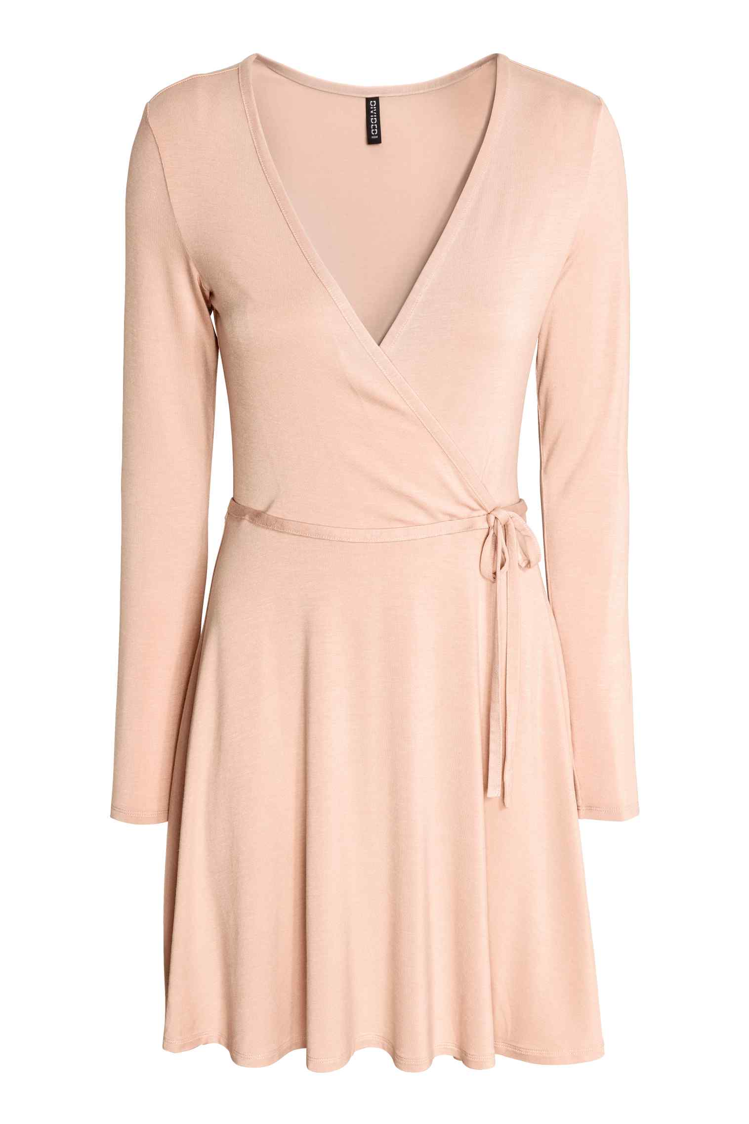 En rosa empolvado y cruzado, un vestido de estilo ballet que encontrarás en H&M (Precio: 14.99 euros)