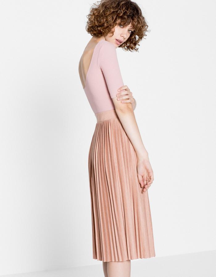 Este body en color rosa pálido como recién sacado de un estudio de danza lo encontrarás en Pull and Bear (Precio: 12.99 euros)