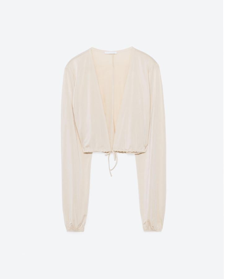 Otra de las piezas clave de la colección de Zara inspirada en el mundo de la danza es esta blusa (Precio: 15.95 euros)