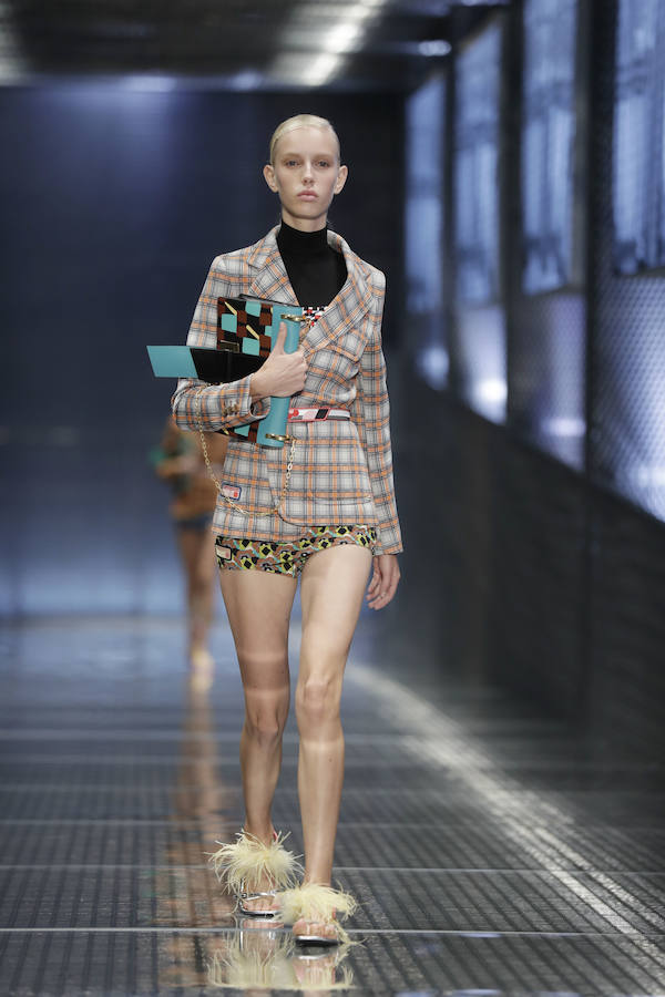 Mix de estampados con short y blazer propone Miuccia Prada
