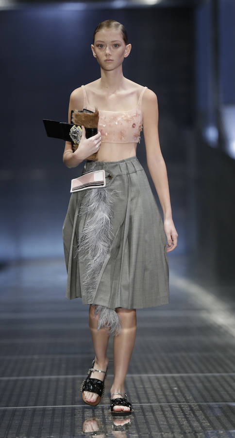 Otra de las salidas del desfile de Prada en la Semana de la Moda de Milán