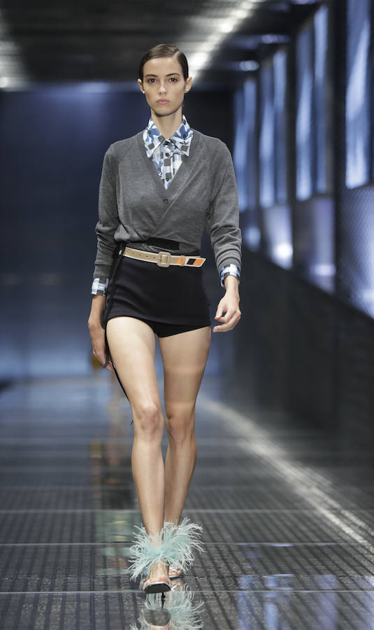 Prada se atreve con los micro shorts al combinarlos con camisa estampada y chaqueta de punto