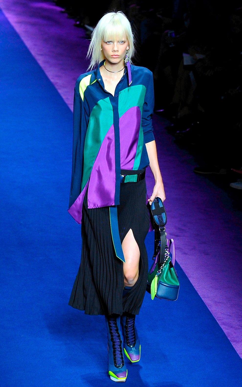 Las maxi camisas serán una de las tendencias que mandarán este otoño y Versace ya tiene la suya.