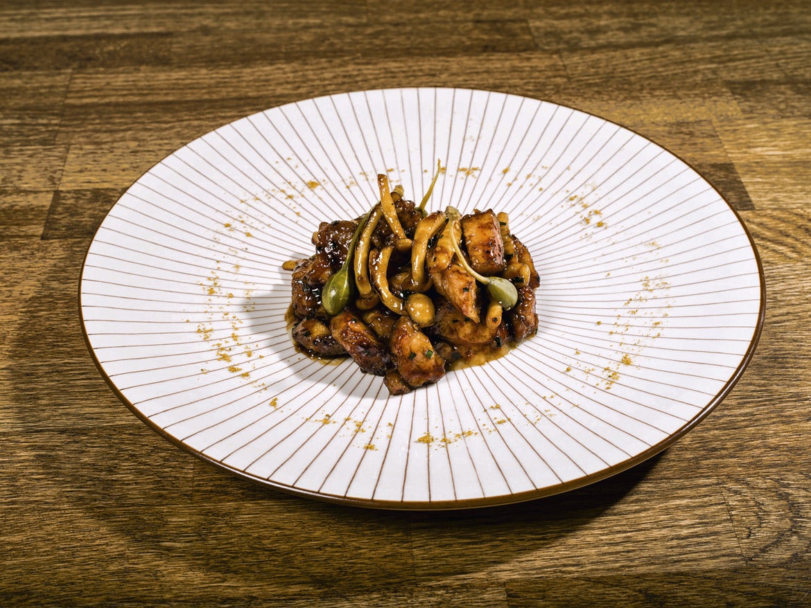 A pesar de sus detractores, los entresijos nunca fueron tan bien tratados: mollejas de ternera confitadas y salteadas al wok en el madrileño Latasia; los ya célebres #callos #pata #morro de Javi Estévez en La Tasquería, también en la capital; los sesos de cordero o los callos de piel de cerdo de El Portal de Echaurren, en La Rioja... La casquería se sirve en mantel largo.