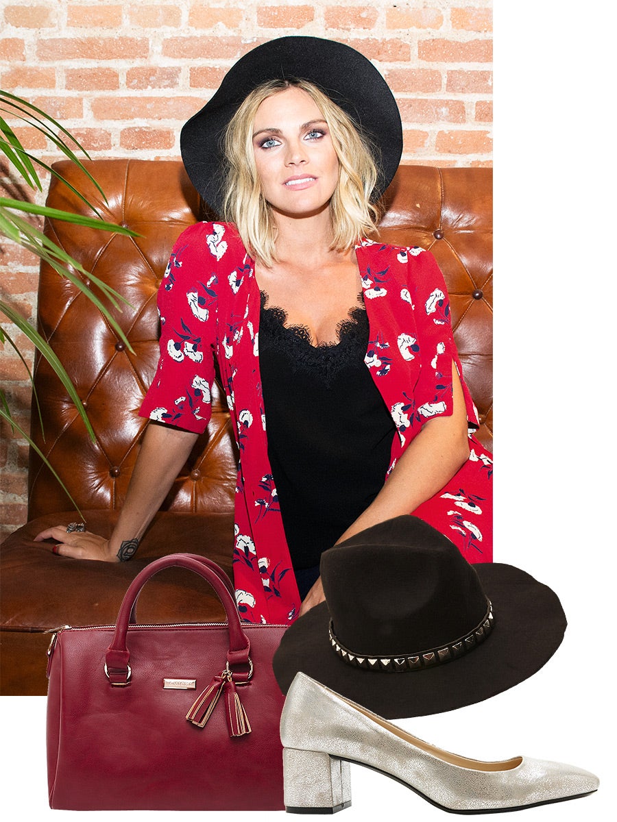 La actriz amaia salamanca es la imagen de Amichi, que estrena temporada con esta embajadora de lujo y una colección cargada de tendencias. "Estaban buscando a alguien que representara las distintas facetas de una mujer en su día a día: profesional, familiar, social... Y yo encajo en ese perfil", asegura la actriz. "¿Mi estilo favorito? Las prendas boho, como los monos o los vestidos de flores como el que llevo", confiesa. Amaia es testigo del nuevo concepto de la marca, que ya cuenta con 156 puntos de venta en toda España. "La firma está girando hacia una imagen más moderna, le están dando una vuelta que me encanta. Además, ellos empezaron en 1985 y yo nací en 1986, así que prácticamente nacimos a la vez". (Amaia Salamanca lleva total look de Amicci y varias piezas de otoño de la firma)