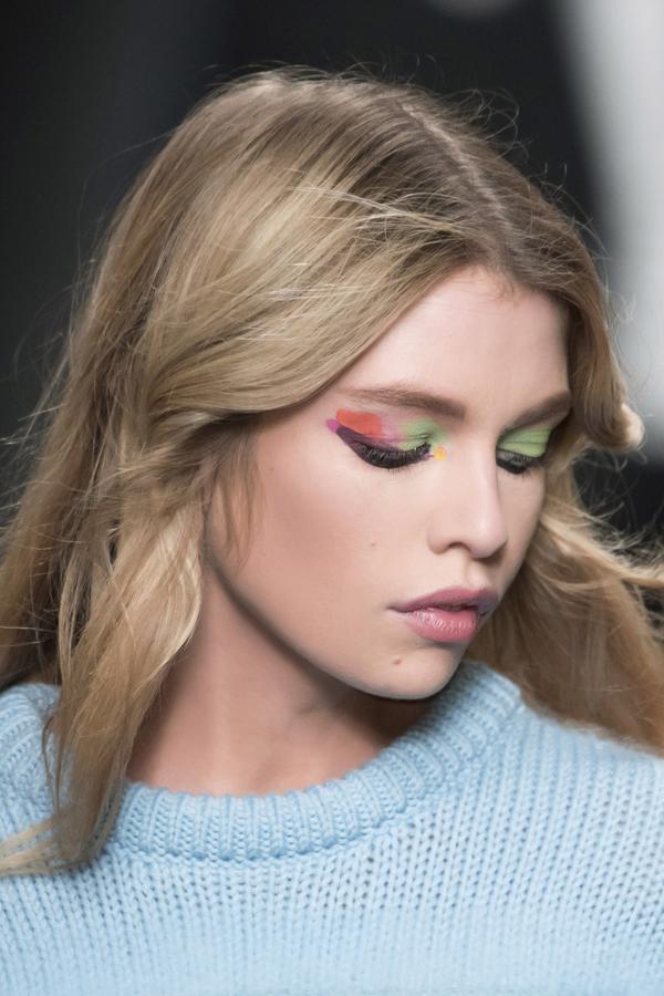 Sombras artísticas que imitan el coloreado del cubo de Rubik en el párpado porque hay que alegrar las miradas.