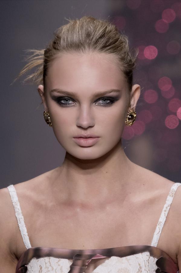 Los párpados metálicos son siempre un acierto por los destellos que proporcionan, permitiendo un acabado muy chic.