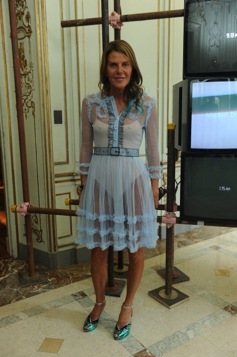 Anna dello Russo apostó por la tendencia bailarina con este vestido semitransparente en el desfile de Santoni.
