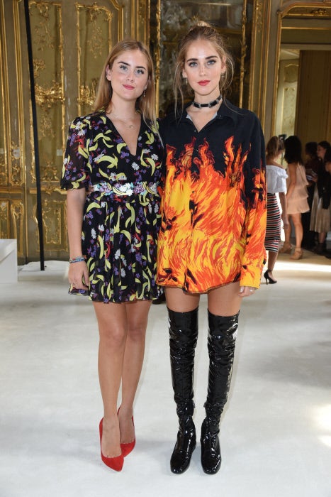 Los looks de la 'it girl' y su hermana Valentina no pueden ser más dispares. Así vimos a las Ferragni en el desfile de Giamba.
