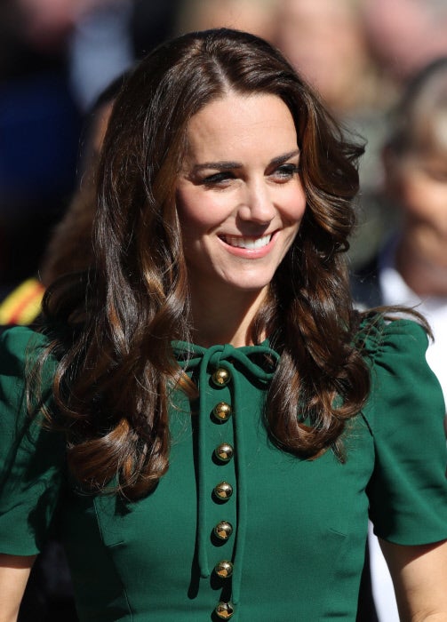 En esta ocasión, Kate Middleton ha lucido un maquillaje muy natural con su melena suelta con ondas.