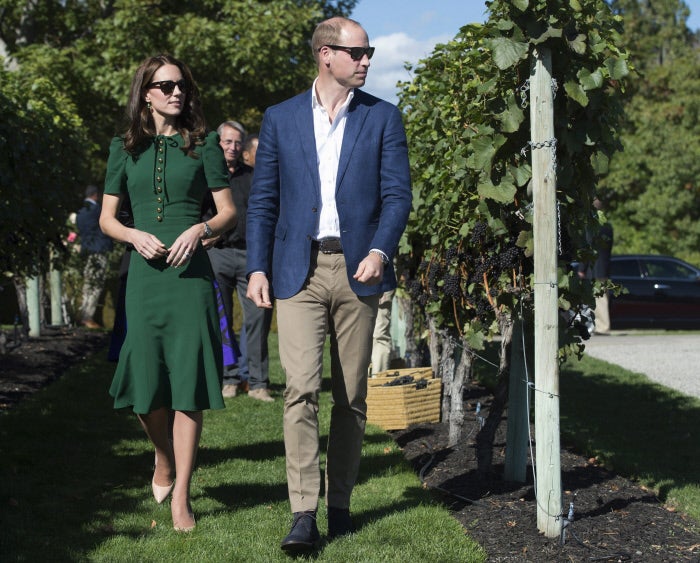 La Duquesa de Cambridge ha roto los esquemas de nuestra teoría de ayer: de verde y con vestido de Dolce&Gabbana, ni ha apostado por un guiño a Canadá ni por una marca británica para su look.