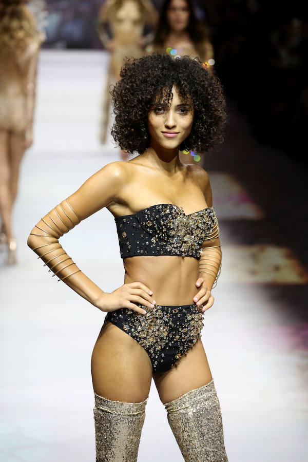 Sujetador y braguita con incrustaciones de cristal que se ha podido ver en el desfile que ha tenido lugar en París