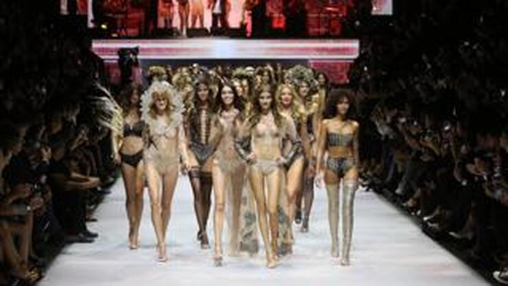 Fotos: La lencería más sexy de Etam desfila en París