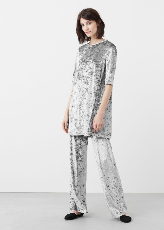 Camiseta y pantalón en terciopelo de color gris, disponible en la nueva colección de Mango (CPV)