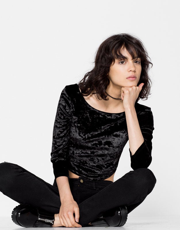 En Pull and Bear también encontrarás prendas de terciopelo como este top en color negro (Precio: 14.99 euros)