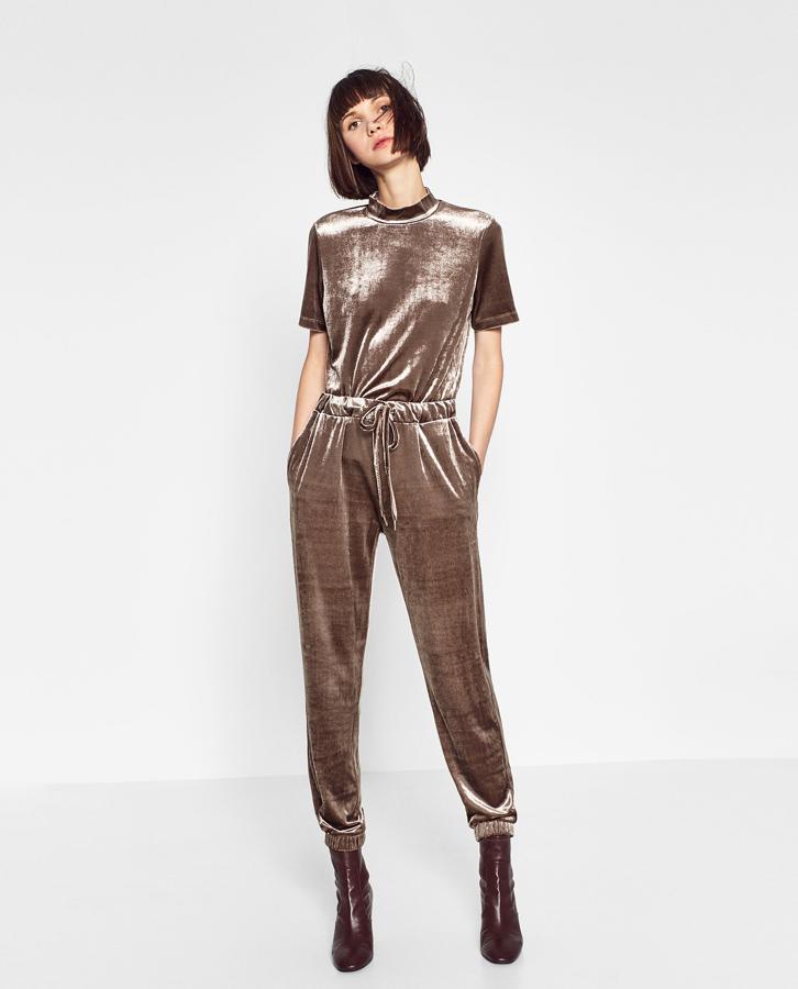 El terciopelo también entiende de monos. Este lo encontrarás en Zara (Precio: 17.95 euros)