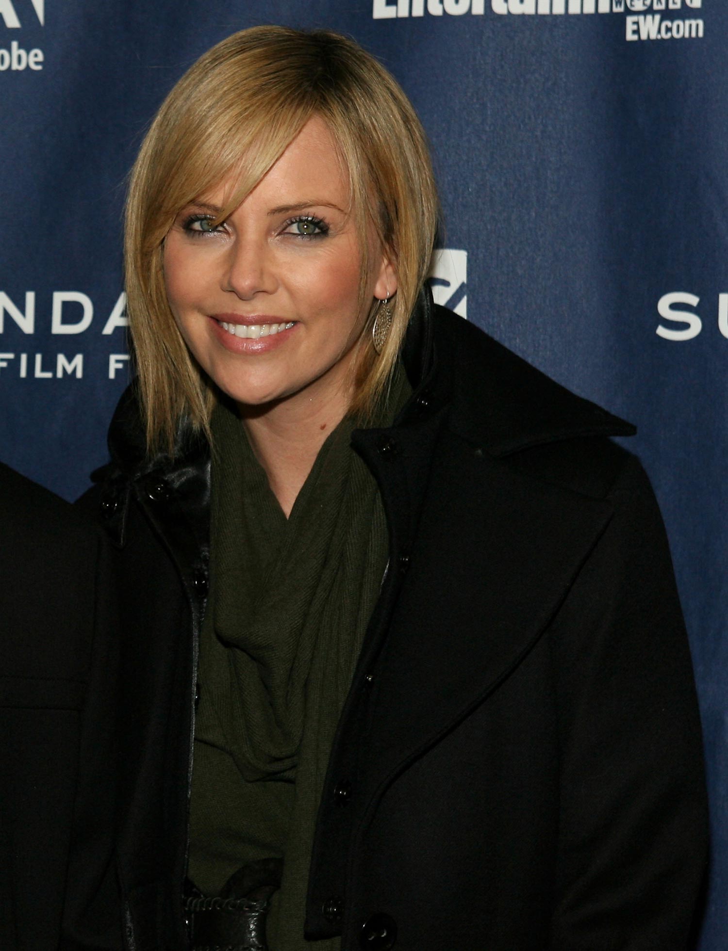 Un repaso cronológico a cómo Charlize Theron ha ido cambiando de imagen sobre la alfombra roja a lo largo de 18 años, desde enero de 1998, a septiembre de 2016.