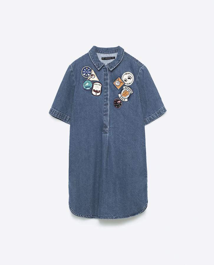 Otra de las prendas en denim que encontramos en las tiendas de Zara (Precio: 29.99 euros)