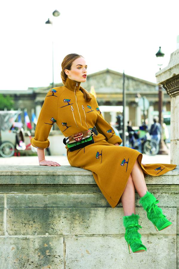 Jersey y falda con estampado de esquiador, de Lacoste. El bolso a modo de riñonera es de Burberry y las botas de pelo, de Gianvito Rossi.