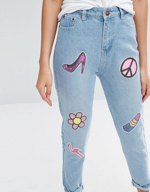 Parches en formas de flores, flamencos y barras de labios encontramos en estos jeans de Asos (Precio: 44.49 euros)