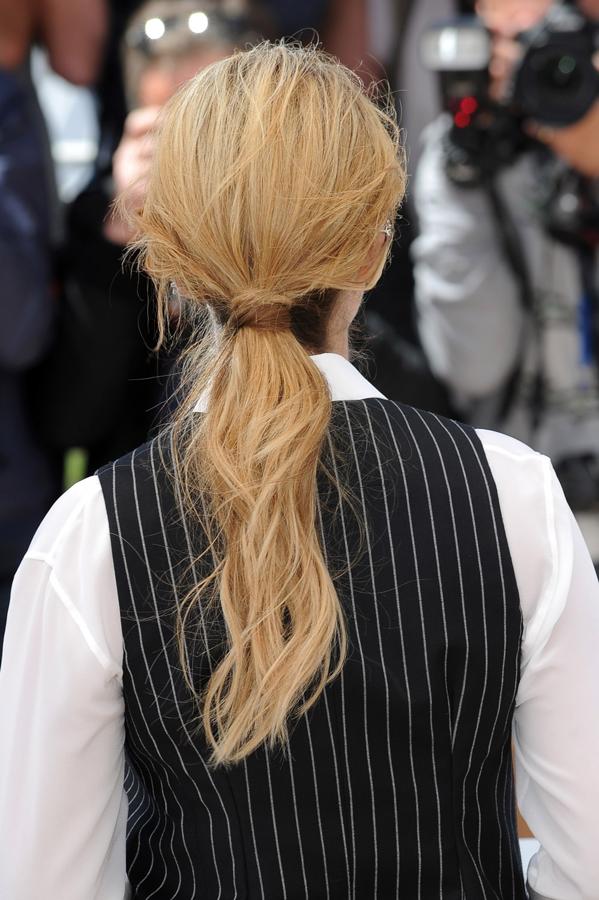 La novia de América apuesta por una coleta desenfadada. Baja, con ondas ligeras, envuelta en el propio pelo y ligeramente despeinada.
