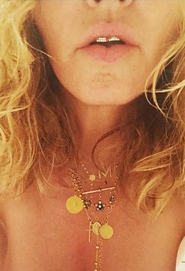 Esta es la imagen de Madonna desnuda apoyando a Hillary Clinton.