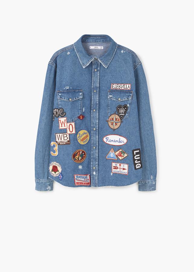 En tejido vaquero y repleta de parches, así es esta sobrecamisa que encontrarás en Mango (Precio: 39.99 euros)
