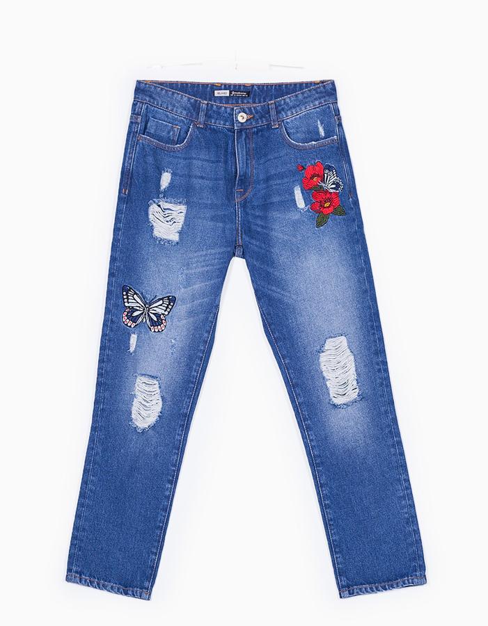 Parches, rotos y bordados se mezclan en jeans como este de Stradivarius (Precio: 29.99 euros)