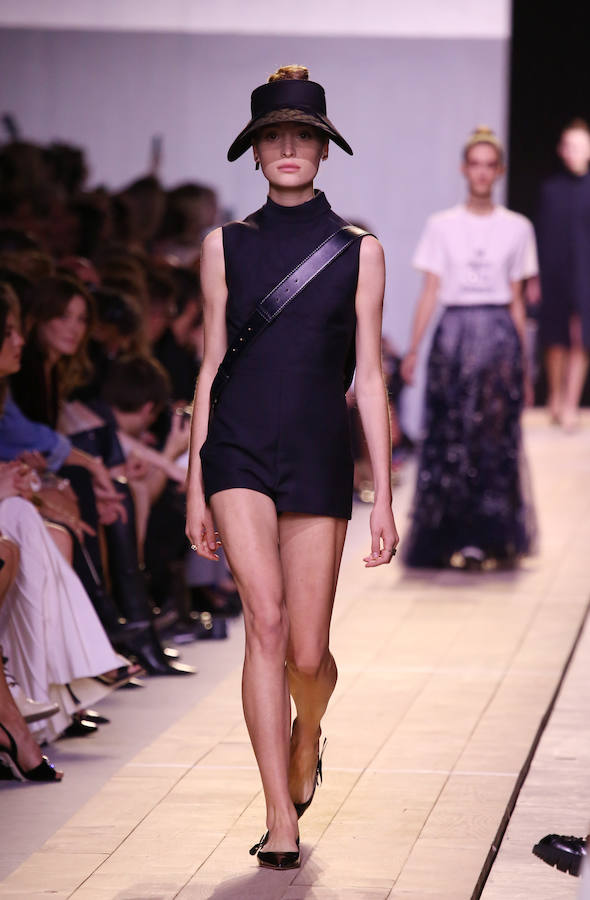 Look en negro compuesto por mono corto, bailarinas, sombrero y bolso bandolera