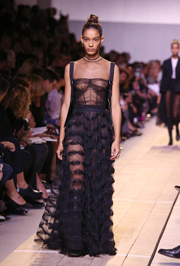 Uno de los vestidos de fiesta en color negro que juega con las transparencias