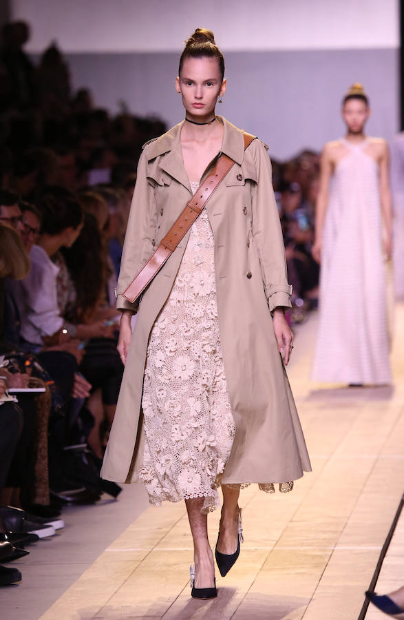 Otra de las apuestas de la casa francesa es este vestido color nude con trench