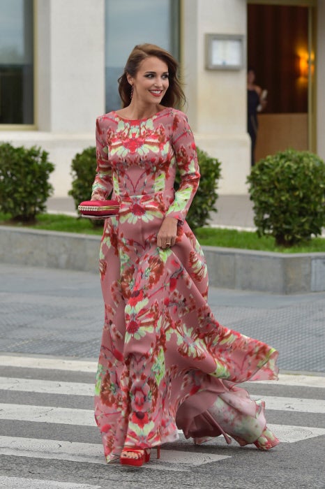 La actriz se decantó por un modelo de estampado floral firmado por Jorge Vázquez.