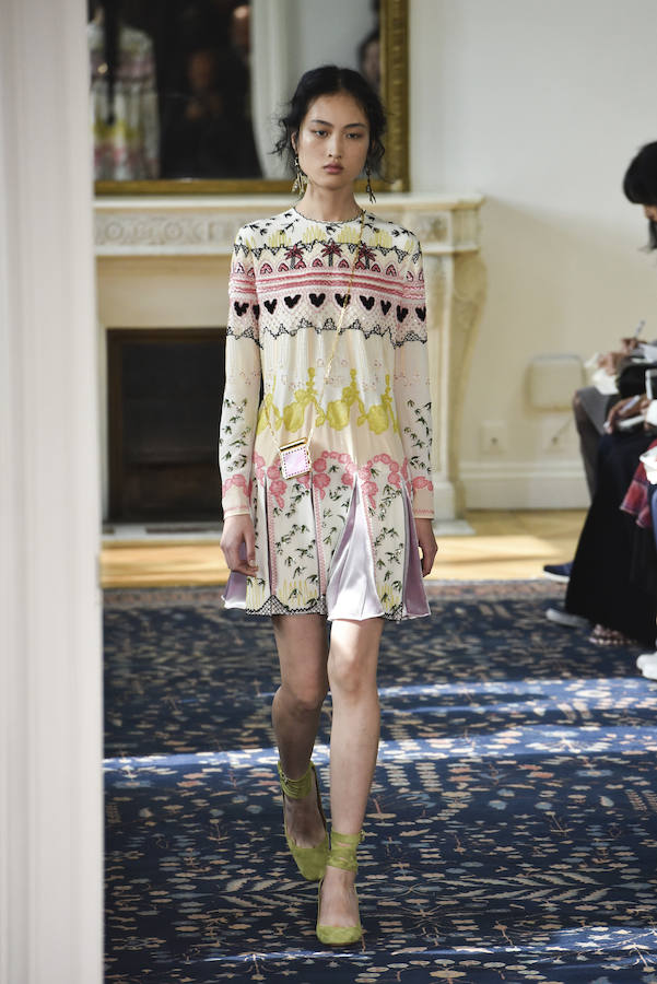 Los minivestidos también tienen cabida en la colección que se ha visto sobre la pasarela