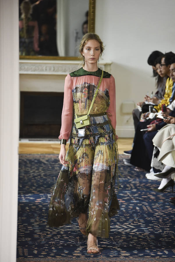 El famoso cuadro de El bosco se utiliza como estampado en vestidos como este