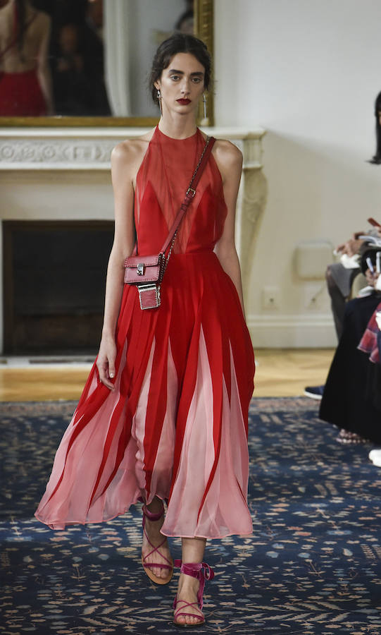 Otro de los vestidos que la firma ha presentado sobre la pasarela acompañándolo de un minibolso bandolera