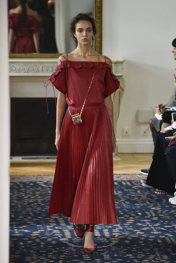 Los plisados también hacen su aparición en vestidos como este en color rojo