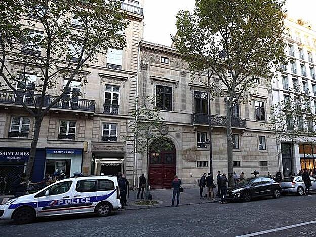 Puerta del alojamiento de Kim Kardashian en París, donde fue atracada a mano armada, tomada por la policía y las cámaras de televisión.