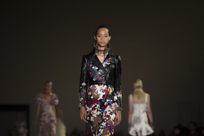 En un nuevo juego de opuestos, las delicadas flores bordadas sobre tul transparente se convierten al 'punk' al mezclarse con el cuero y los complementos metalizados.