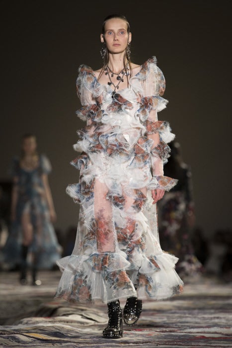 La pasión y el dramatismo de la colección también se viste de blanco y se recubre con románticos volantes.