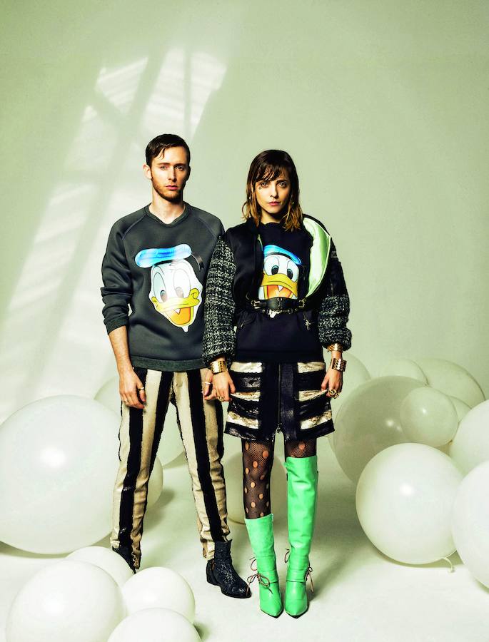 Torpe y gruñón, pero también uno de los personajes de Disney más queridos. Así es Donald, el protagonista de la colección de invierno de Ana Locking titulada Antihéroe. "Es un homenaje a este personaje ingenuo y desafortunado, e irremediablemente optimista, que es un auténtico antihéroe", dice la diseñadora. Pablo Rivero y Leticia Dolera posan en exclusiva con sus diseños.