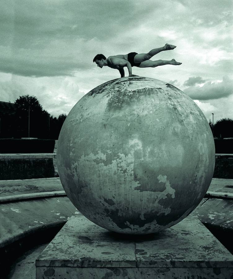 Emociones del cuerpo atlético es el título de la primera exposición en la que Giorgio Armani actúa como comisario. Se trata de una muestra fotográfica que gira en torno al deporte y puede verse en Armani Silos (vía Bergognone, 40. Milán). El creador ha seleccionado durante dos años fotografías de atletas realizadas por fotógrafos con los que ha colaborado, y las expone ahora en gran formato. "Siempre me han fascinado los valores del deporte y mucho más sus rituales", asegura Armani.