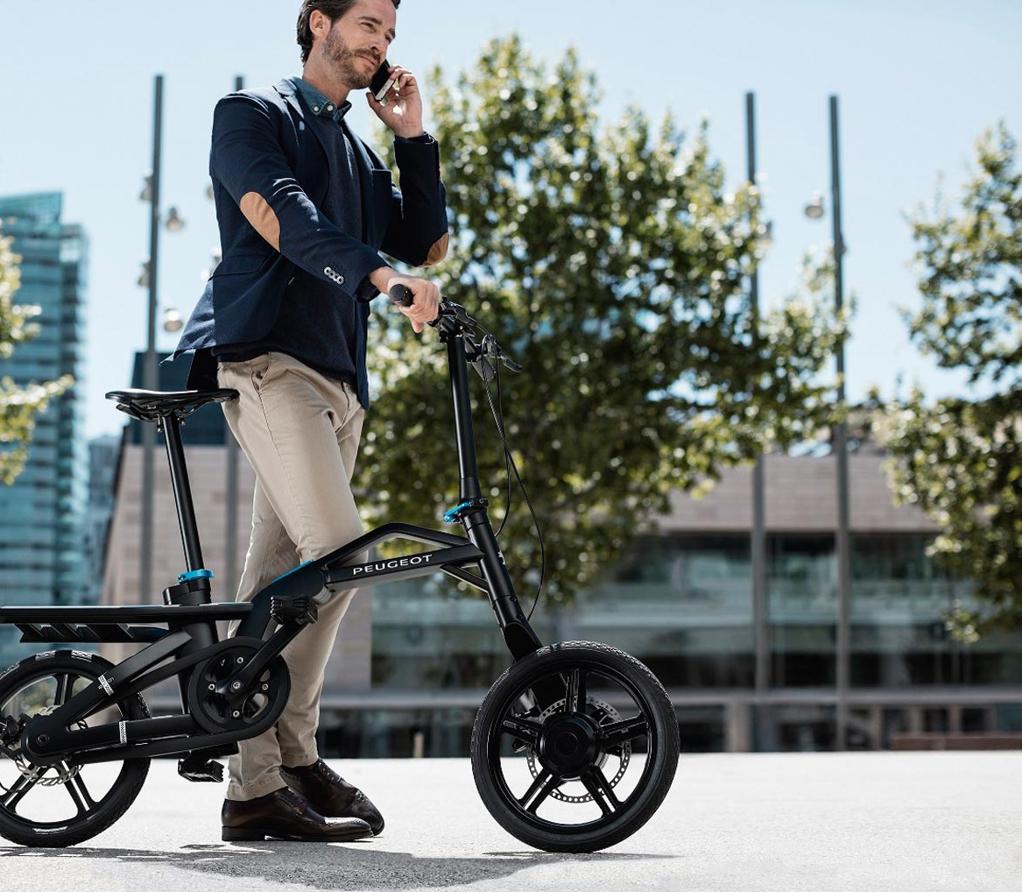 Es eléctrica, ligera, plegable y alcanza los 20 kilómetros por hora. Todas estas cualidades la convierten en la mejor opción para el transporte urbano. Es la última bicicleta plegable de Peugeot, la marca pionera de bicis "para llevar" que ideó la primera en el siglo XIX y las hizo famosas en los años 70. www.peugeot.es