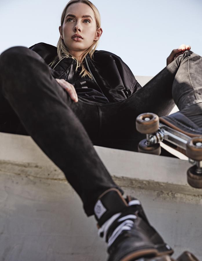 Bomber de R13, pantalón de Calvin Klein y patines de Decathlon. Estlismo: Verónica Suárez. Maquillaje: David Carreiro (Talents) para Bobbi Brown. Peluquería: David Carreiro (Talents) para GHD.