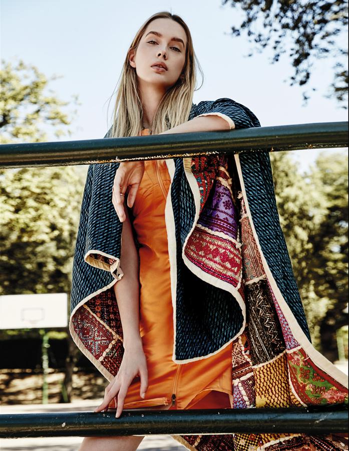 Vestido de Tomas Maier, anillos de Tiffany y capa vintage. Estlismo: Verónica Suárez. Maquillaje: David Carreiro (Talents) para Bobbi Brown. Peluquería: David Carreiro (Talents) para GHD.