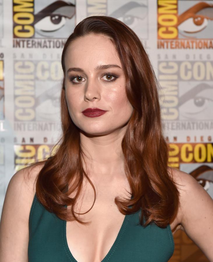 Brie Larson luce un tono cálido y súper otoñal, un cobrizo violín, perfecto si tienes la piel clara y los ojos castaños como la actriz.