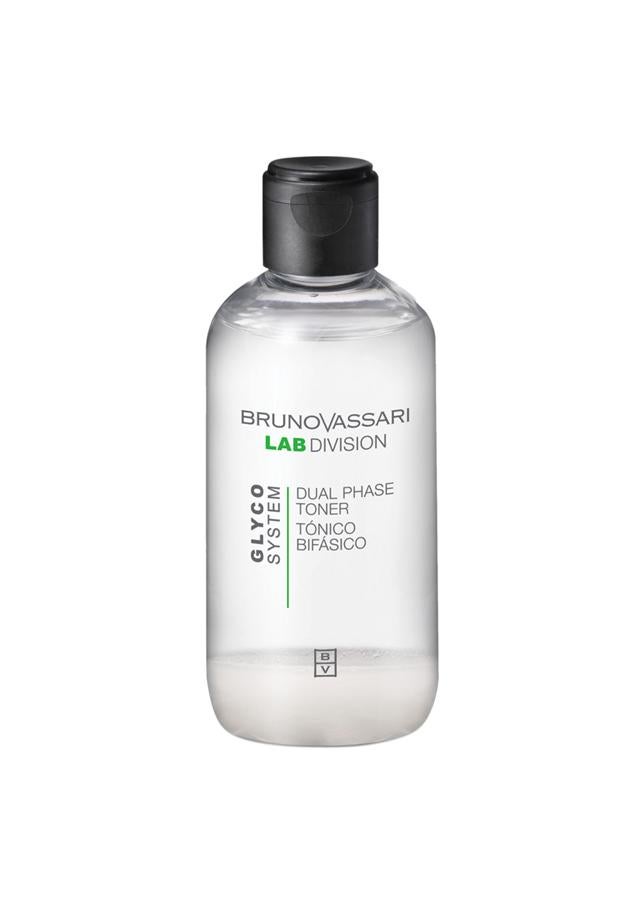 La fase líquida está formulada con ácido glicólico que produce una exfoliación suave, elimina cualquier resto de impurezas y limpia los poros de la piel. La fase pulverulenta contiene un derivado del maíz que proporciona suavidad y un acabado mate en la epidermis. Agitar antes de usar. (22,80€)