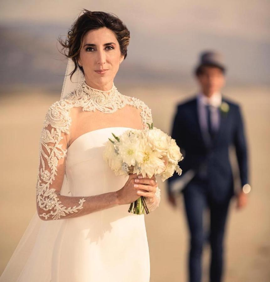 La humorista posa en la playa de Zahara de los Atunes con su ya marido en segundo plano.