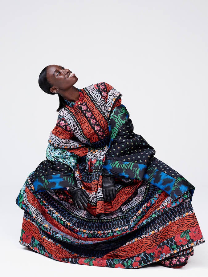 Los maxivestidos se llena de estampados que nos trasladan a las tribus africanas.